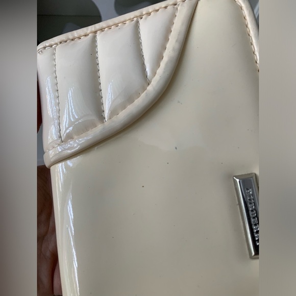BURBERRY Authentic Patent Leather Cream White Large Zip Around Women’s Wallet - Picture 5 of 16